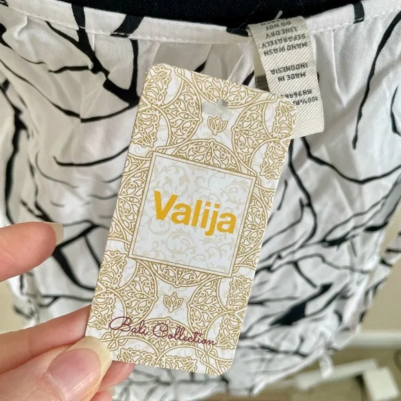 Elegant Black and White Leaf Print Camisole - Picture 3 of 3